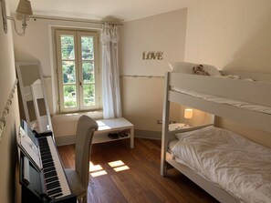 3 bedrooms, WiFi, bed sheets