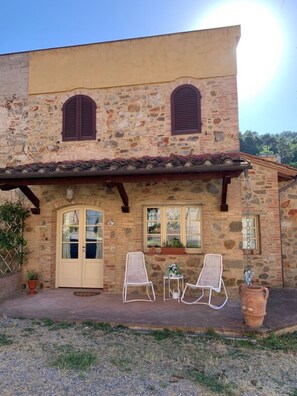 Exterior - Cozy cottage in Tuscan hill village with free parking and AC (Chianni)