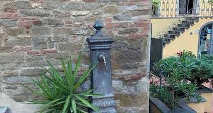 Cozy cottage in Tuscan hill village with free parking and AC