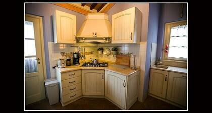 Cozy cottage in Tuscan hill village with free parking and AC