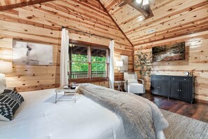 8 室のベッドルーム、デスク、アイロン / アイロン台、旅行用ベビーベッド