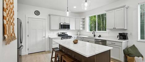 Mikrowelle, Ofen, Herdplatte, Geschirrspüler