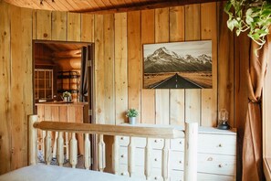 1 slaapkamer, een bureau, een strijkplank/strijkijzer, beddengoed