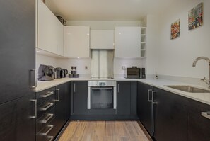 Frigorífic, microones, forn i placa de cuina 