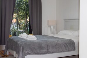 1 habitación, tabla de planchar con plancha, internet y ropa de cama