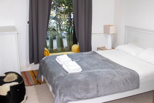 1 habitación, tabla de planchar con plancha, wifi y ropa de cama