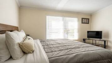 4 bedrooms, iron/ironing board, internet, bed sheets