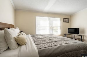 4 bedrooms, iron/ironing board, internet, bed sheets
