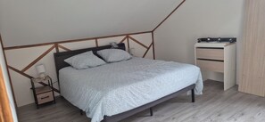 4 soverom, strykejern/-brett, reiseseng for barn og wi-fi (inkludert)