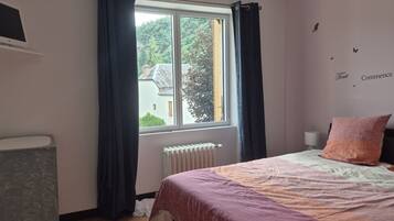 4 bedrooms, iron/ironing board, WiFi