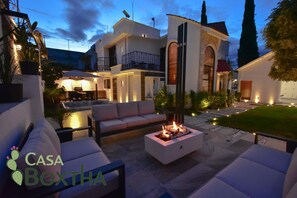 Casa familiar, vistas al jardín | Chimenea