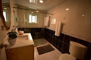 Casa familiar, vista al jardín | Baño