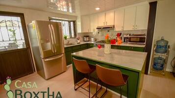 Maison Familiale, vue jardin | Cuisine privée | CafetiÚre/bouilloire, bouilloire électrique