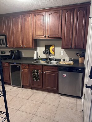 Mikrobølgeovn, ovn, kokeplater og oppvaskmaskin