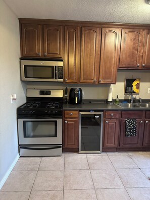 Microwave, oven, stovetop, dishwasher - Charming 2-bedroom house in marvelous Denver (Denver)