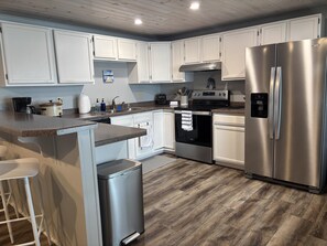 Køleskab, mikrobølgeovn, ovn, kogeplade