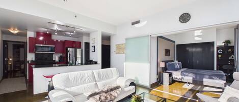 2 soverom, skrivebord, strykejern/-brett og reiseseng for barn