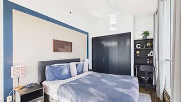 2 habitaciones, escritorio y tabla de planchar con plancha