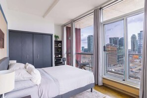 2 soverom, skrivebord, strykejern/-brett og reiseseng for barn