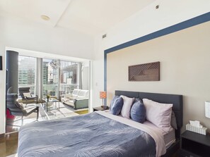 2 chambres, bureau, fer et planche à repasser, lit de bébé portatif