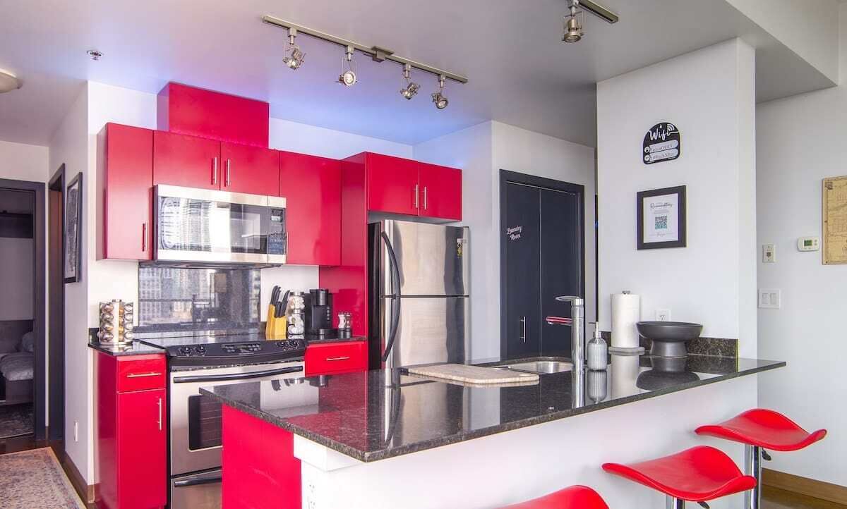 Kjøleskap, mikrobølgeovn, ovn og kokeplater