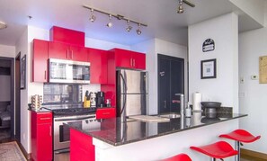 Kjøleskap, mikrobølgeovn, ovn og kokeplater