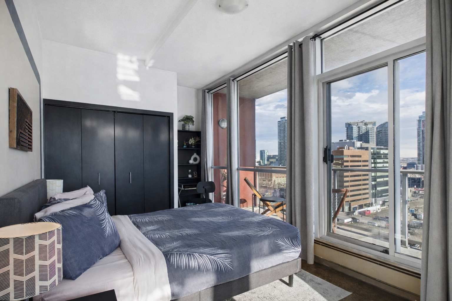 2 habitaciones, escritorio y tabla de planchar con plancha 