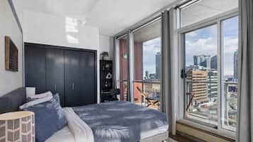 2 habitaciones, escritorio y tabla de planchar con plancha