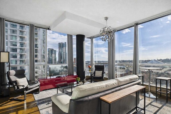 Televisión y oficina 