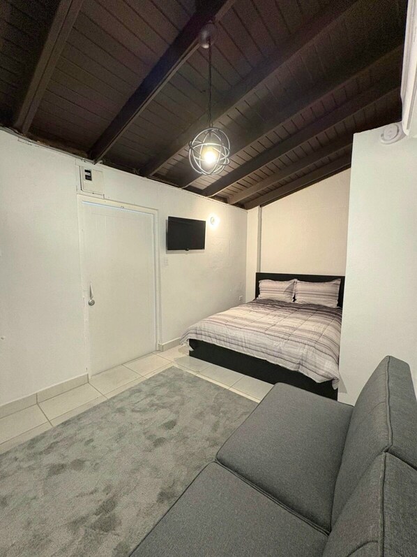 1 habitación, tabla de planchar con plancha, wifi gratis y ropa de cama