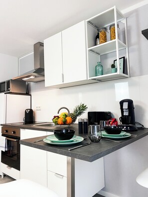 Een microgolfoven, een oven, een kookplaat