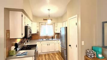 Coffee/tea maker, fridge, microwave, oven