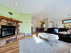 Smart TV, chimenea, reproductor de DVD y libros