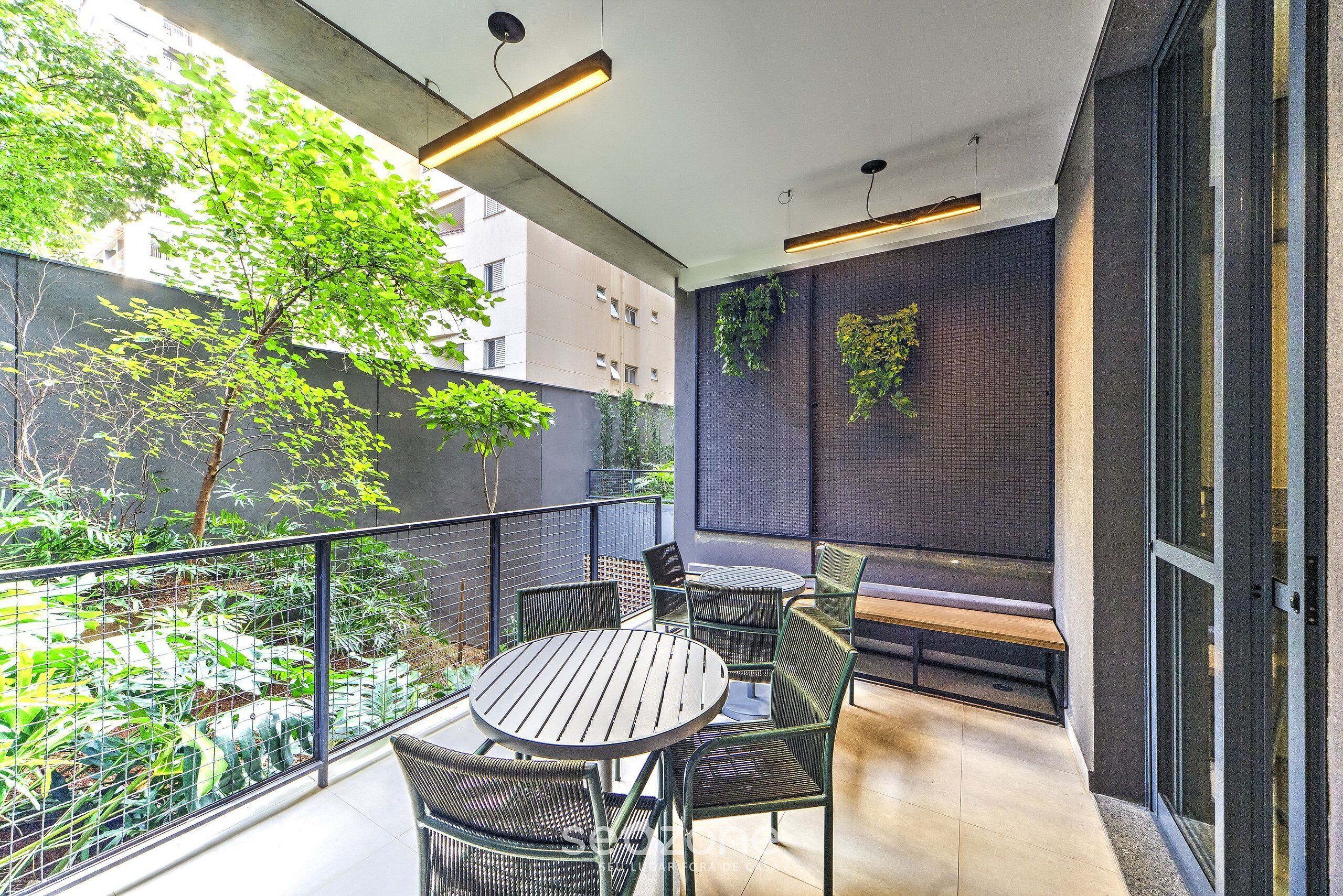 Basic Apartment | Outdoor dining