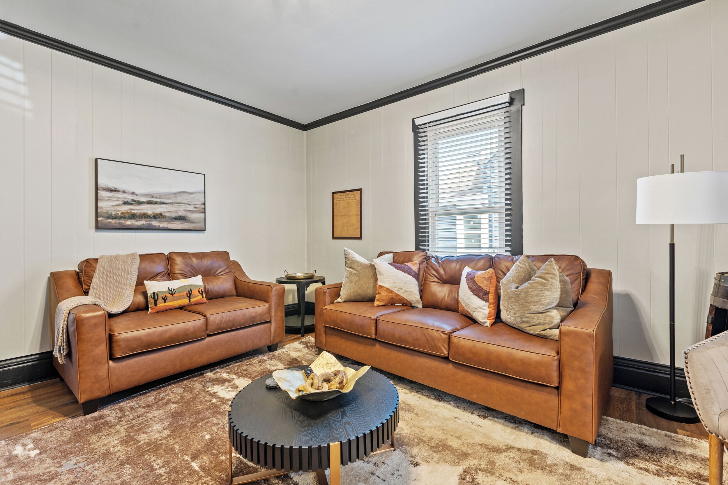 Smart-TV, Kamin, Videospiele, Bücher