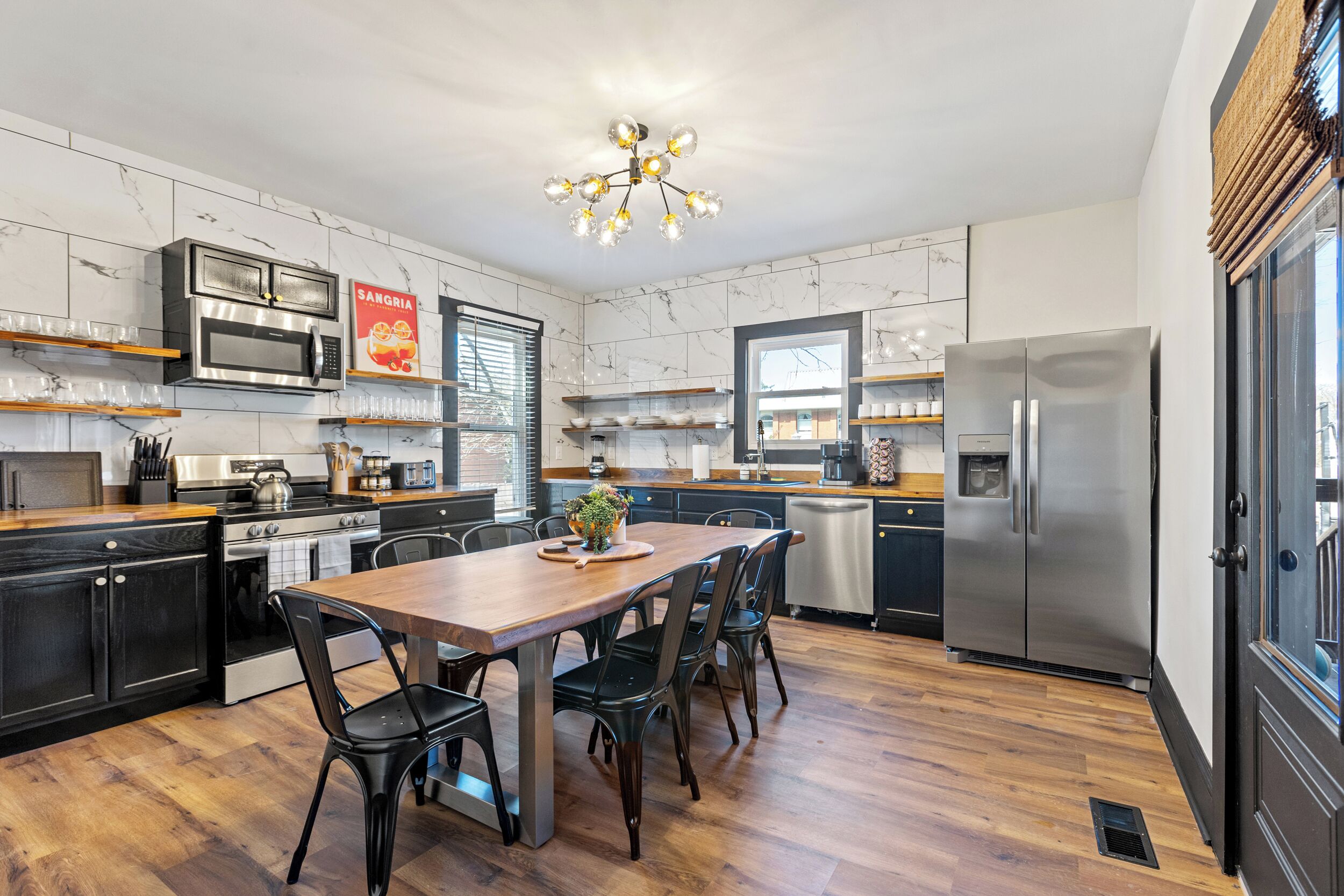 Geladeira, micro-ondas, fogão, cooktop