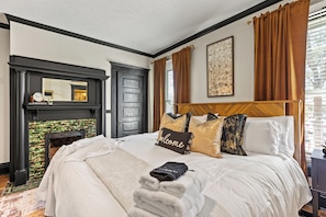 6 bedrooms, iron/ironing board, travel cot, free WiFi - The Luxe/Pickleball/Basketball/ Hot Tub / 8 Mins to Horse Park (Georgetown)