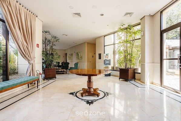 Basic Apartment | Lobby