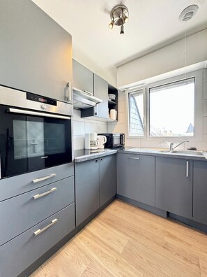 Kühlschrank, Mikrowelle, Ofen, Herdplatte