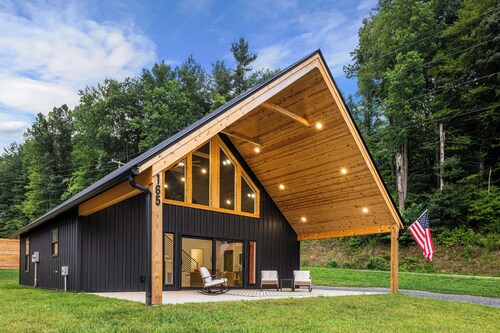 LUX Mountain Barndominium Getaway / BRAND NEW / Sleeps 6 / 4 mi to Main St