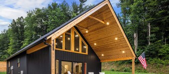 LUX Mountain Barndominium Getaway / BRAND NEW / Sleeps 6 / 4 mi to Main St