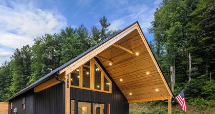 LUX Mountain Barndominium Getaway / BRAND NEW / Sleeps 6 / 4 mi to Main St