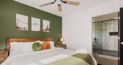 LUX Mountain Barndominium Getaway / BRAND NEW / Sleeps 6 / 4 mi to Main St