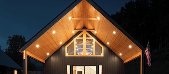 LUX Mountain Barndominium Getaway / BRAND NEW / Sleeps 6 / 4 mi to Main St