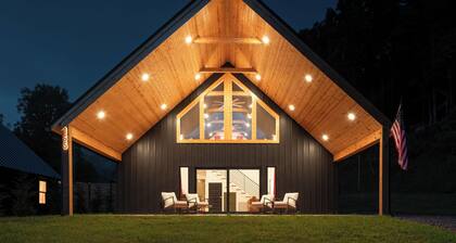 LUX Mountain Barndominium Getaway / BRAND NEW / Sleeps 6 / 4 mi to Main St