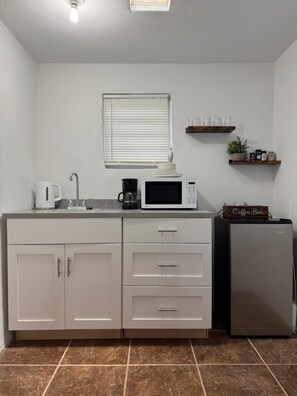 Refrigerador, microondas, cafetera y tetera y tetera eléctrica 