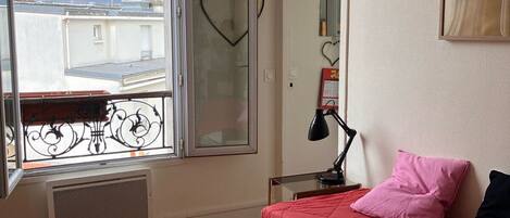 1 bedroom, bed sheets