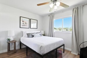 4 室のベッドルーム、アイロン / アイロン台、WiFi (無料)、ベッドシーツ