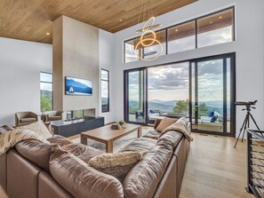 Smart TV, fireplace, books - Modern View Home with Sauna, Steam Room & Hot Tub (Beech Mountain)