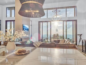 Smart TV, chimenea y libros 